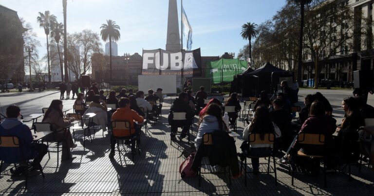Edificio de una universidad pública argentina con estudiantes caminando