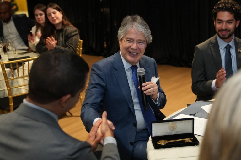 Guillermo Lasso recibiendo las llaves de la ciudad de Coral Gables durante la cena del Centro Adam Smith