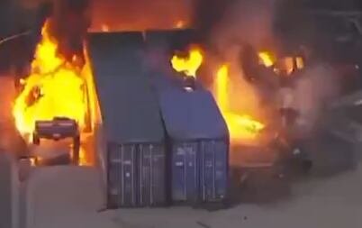 Restos de un helicóptero tras caer e incendiarse en Chatsworth, Los Ángeles
