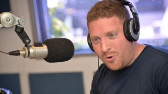 Jonatan Viale durante su editorial en Radio Rivadavia