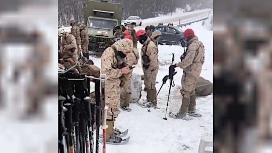 Infantes de marina argentinos y estadounidenses durante un entrenamiento en zonas de montaña y frío extremo en Ushuaia