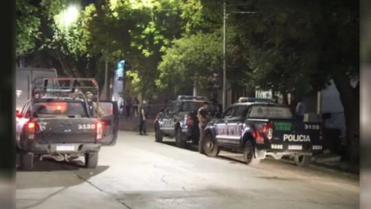 Móvil policial en el barrio Junín de Las Heras, Mendoza