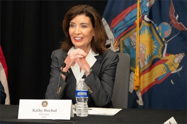Gobernadora de Nueva York Kathy Hochul durante el anuncio de fondos para organizaciones artísticas