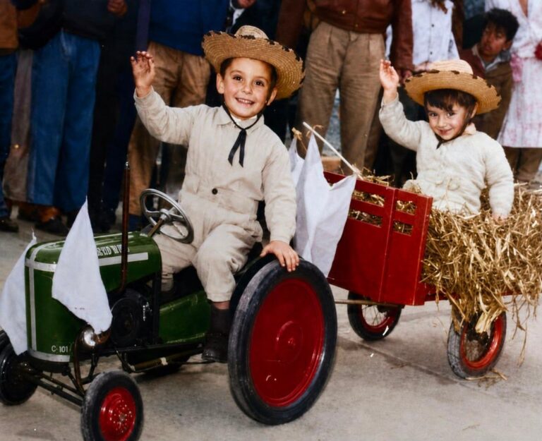 Oscar Solís en su taller de Perico junto a un tractor a escala para niños
