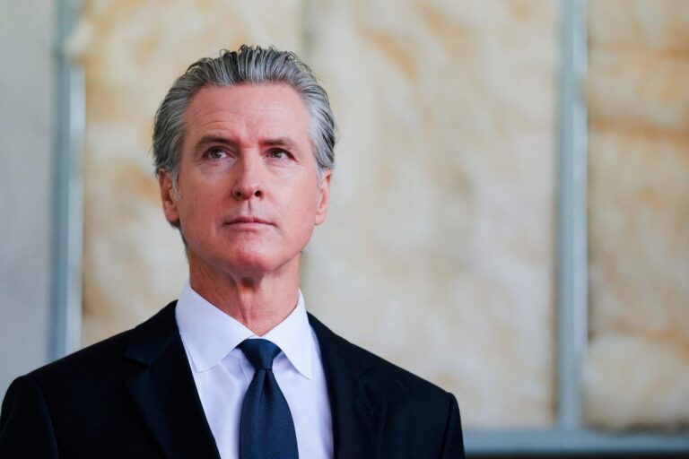 El gobernador de California, Gavin Newsom, en una conferencia de prensa
