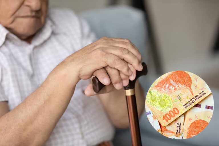 Persona adulta mayor consultando los montos de la PUAM en octubre de 2026