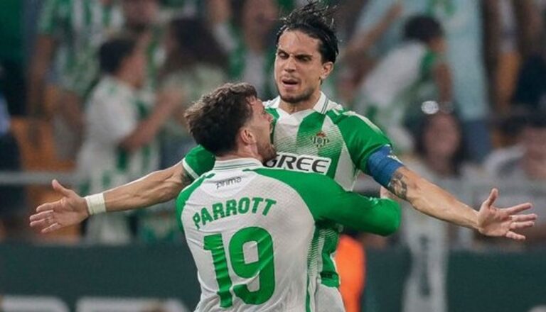Jugadores de Real Madrid y Betis durante el partido en La Cartuja