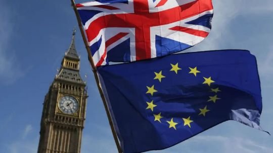 Bandera del Reino Unido ondeando en Londres