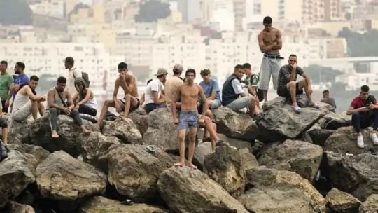 Vista de la ciudad de Ceuta con asentamientos y presencia de fuerzas de seguridad