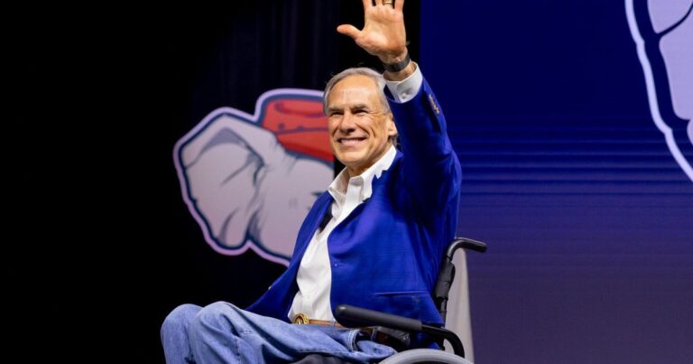 Greg Abbott, gobernador de Texas, en una conferencia de prensa
