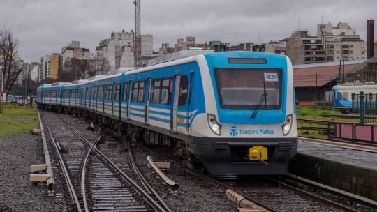 Tren Sarmiento detenido en el paso a nivel de la calle Monteagudo, Ramos Mejía, tras chocar contra un auto