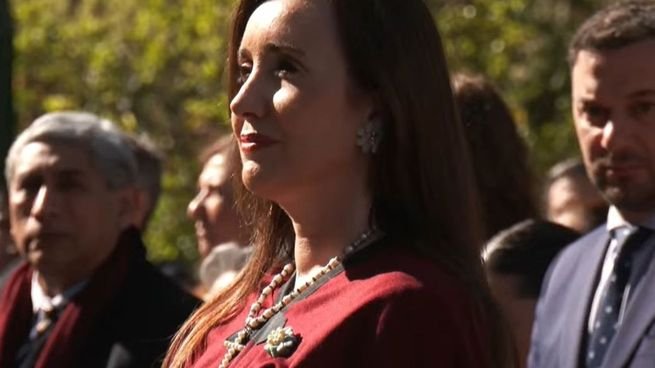 Victoria Villarruel y Michael Wallace Banach en la catedral de Salta durante la misa de la Virgen del Milagro